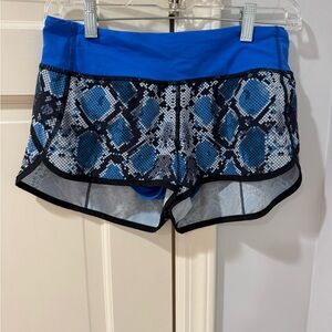 Lululemon sz 4 blue and gray patterned shorts, back and inner pockets.
